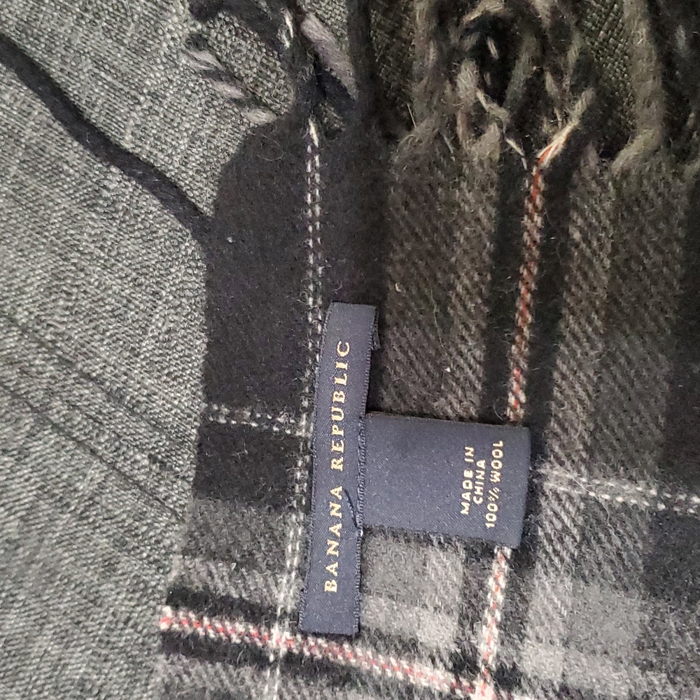 Banana Republic 72 x 15 mens wool scarf, black, gray and subtle red